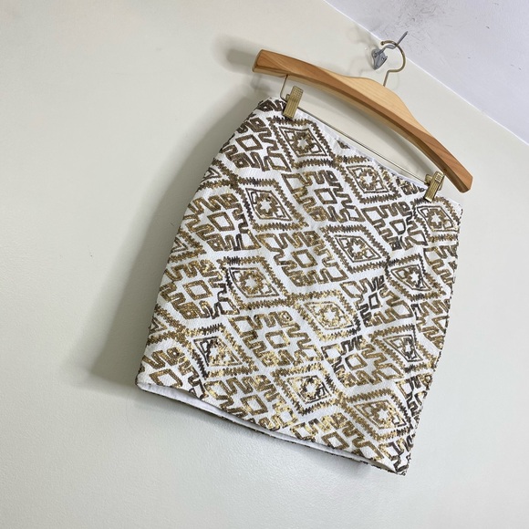 DYNAMITE GOLD SEQUIN PATTERNED WHITE SHORT SKIRT SIZE MEDIUM - Picture 7 of 11